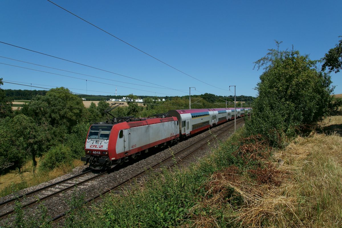 Am 8.7.2019 war CFL 4013 mit RB 4838 kurz vor der Ortschaft Olingen auf dem Weg von Wasserbillig nach Luxembourg Ville. Zwischen Betzdorf und Olingen befindet sich das Hauptkontrollzentrum der SES S. A., welches unters anderem die Astra Satelliten steuert.