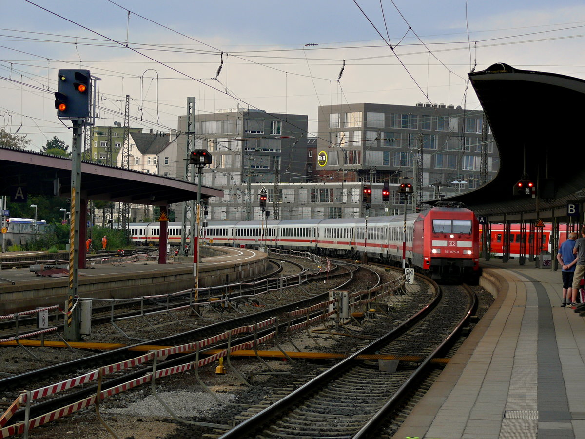 Am 8.8.18 um 8:06 Uhr fährt 101 075-0 mit dem IC 2266 in den Ulmer Hauptbahnhof ein. Kurz darauf fährt der Zug über Stuttgart nach Karlsruhe Hbf. Besonders ist das die Züge nach Stuttgart normalerweise auf Gleis 1 abfahren jedoch zur Zeit auf Gleis 2 fahren müssen weil auf Gleis 1 der Treppenanschluss an den Steg gebaut wird.