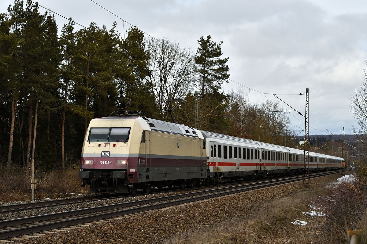 Am 9. Februar 2019 zog 101 112 IC 2093 durch Westerstetten nach München Hbf.