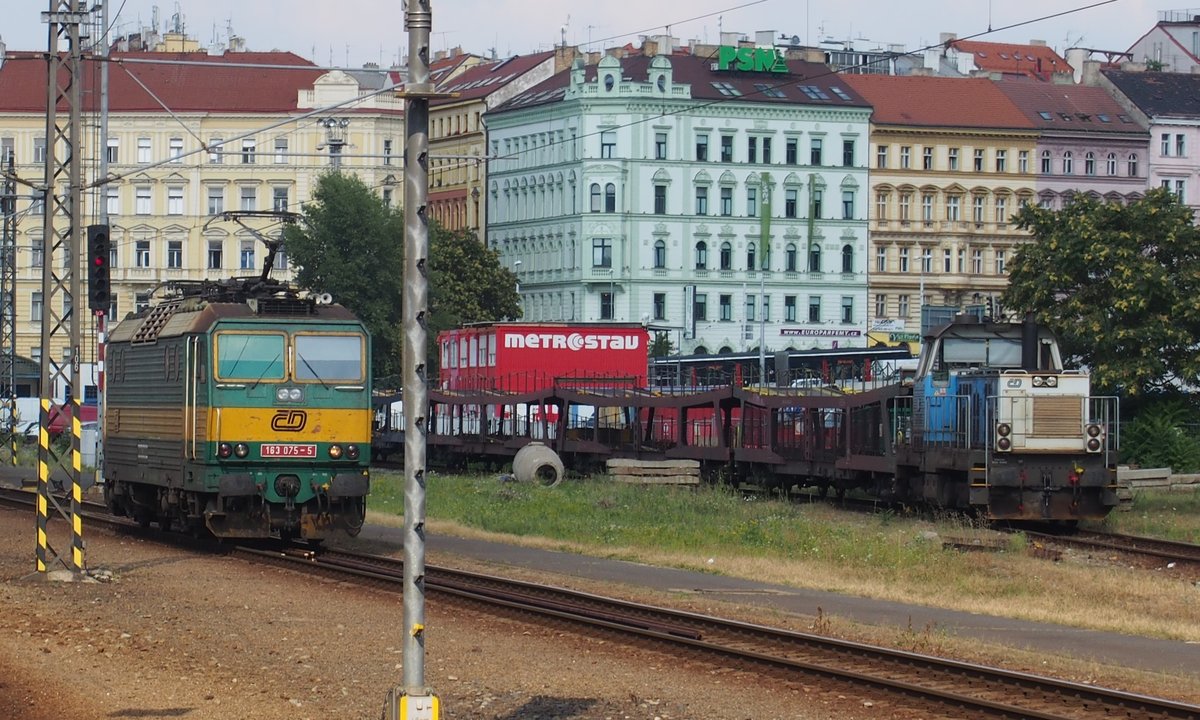 Am 9. September2016 erwartet diese CD 163 075-5 auf Praha hl.n. (Hauptbahnhof Prag) auf seiner nächsten Aufgabe.Die ČD 714 rechts seht vor mehrere Autotransportern .