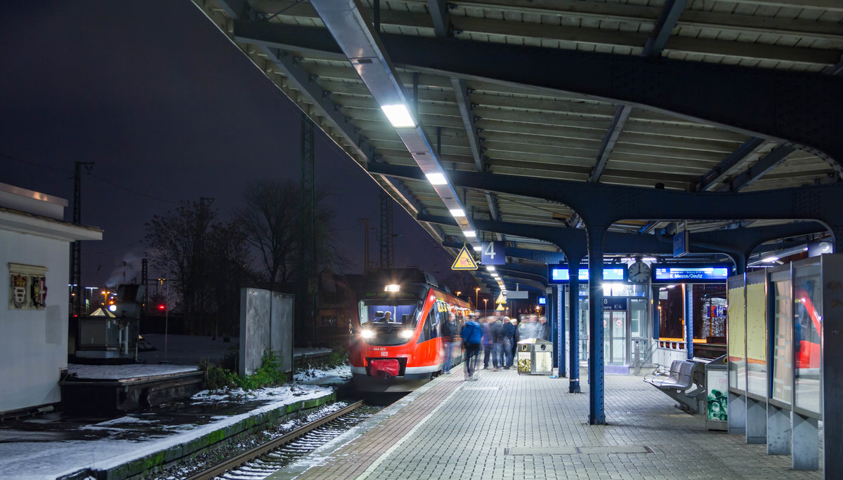 Am 9.12.2017 steht 644 023 als letzte durchgehende RB38 von Neuss Hbf nach Köln-Messe/Deutz im Neusser Hauptbahnhof. Seit dem Fahrplanwechsel verkehrt dort VIAS mit neubeschaffen Fahrzeugen der Baureihe 622.
