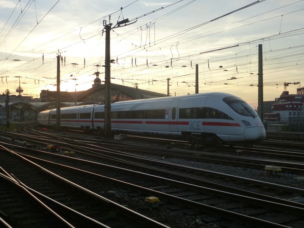 Am Abend des 02.09.2015 fährt hier gerade ein ICE in den Kölner Hauptbahnhof ein.