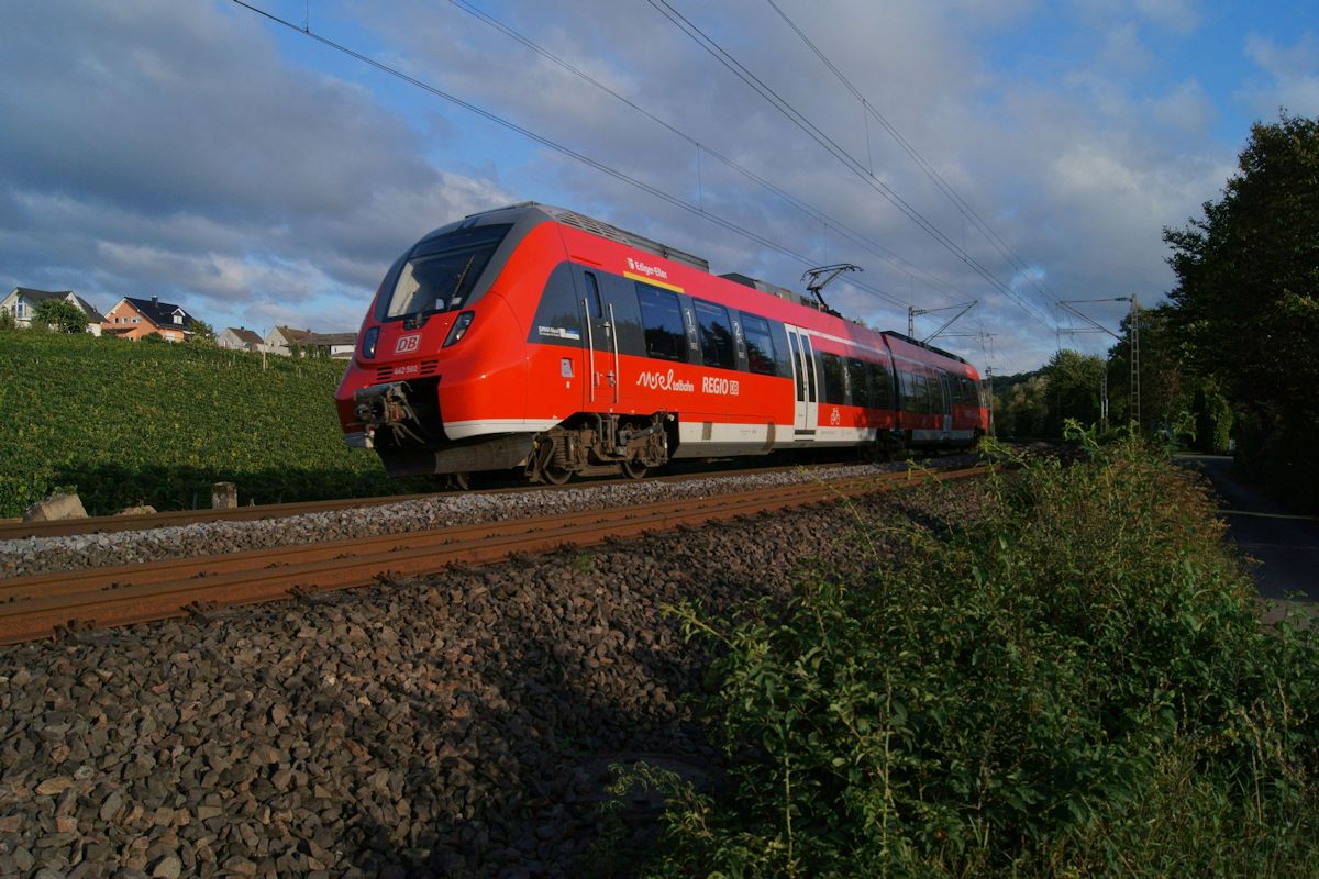 Am Abend des 10.09.2017 war 442 002/502 als RB 12177 auf dem Weg von Perl nach Trier. Gerade hat der Zug den Haltepunkt Palzem verlassen.