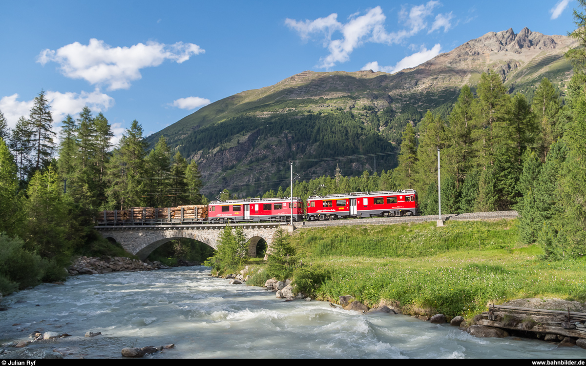 Am Abend des 12. Juli 2017 fahren die ABe 4/4 III 51  Poschiavo  und 54  Hakone  kurz nach Pontresina als Regio in Richtung Poschiavo. Dem Zug wurden an diesem Abend noch drei Holzwagen mitgegeben.