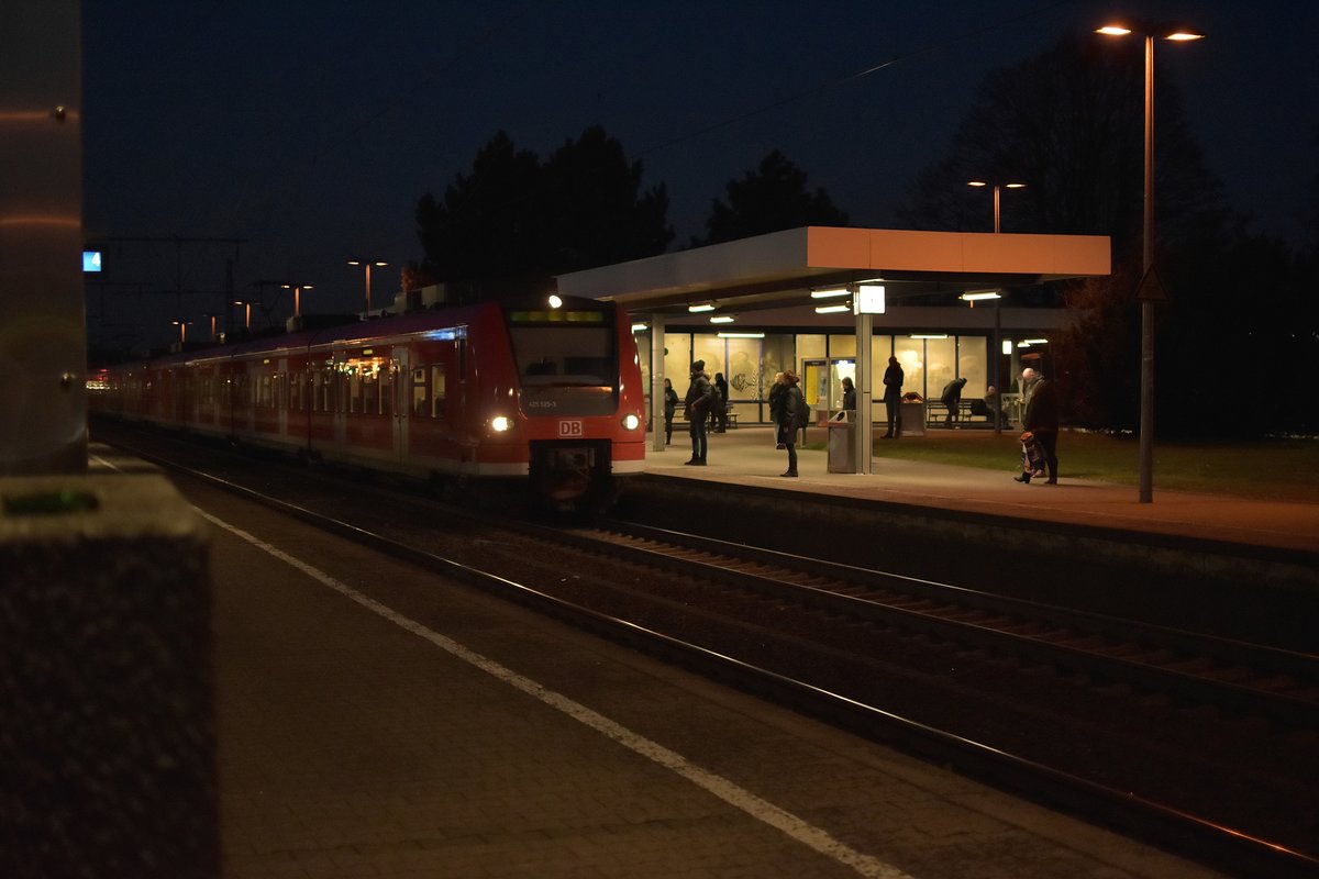 Am Abend des 13.2.2017 steht ein RB33 Zug aus zwei Triebwagen gebildet in Rheydt Hbf an Gleis 3. In wenigen Minuten wird der Zug der von 425 525 geführt wird nach Aachen Hbf Rheydt verlassen. 