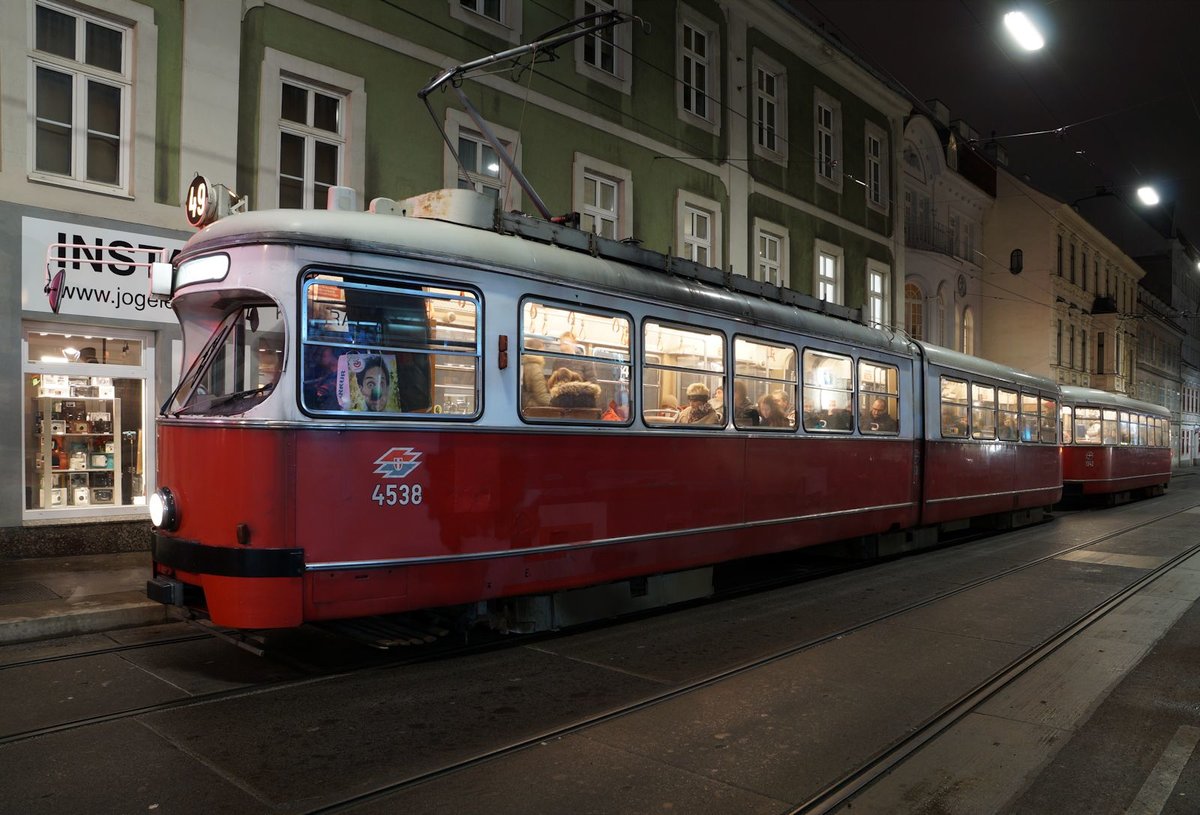 Am Abend des 17.12.2018 war ein E1-c4-Zug, bestehend aus E1 4538 und c4 1342, auf der Linie 49 unterwegs vom Karl-Renner-Ring nach Hütteldorf. Hier befand sich der Zug an der Haltestelle Kaiserstraße / Westbahnstraße im 7. Wiener Gemeindebezirk Neubau.