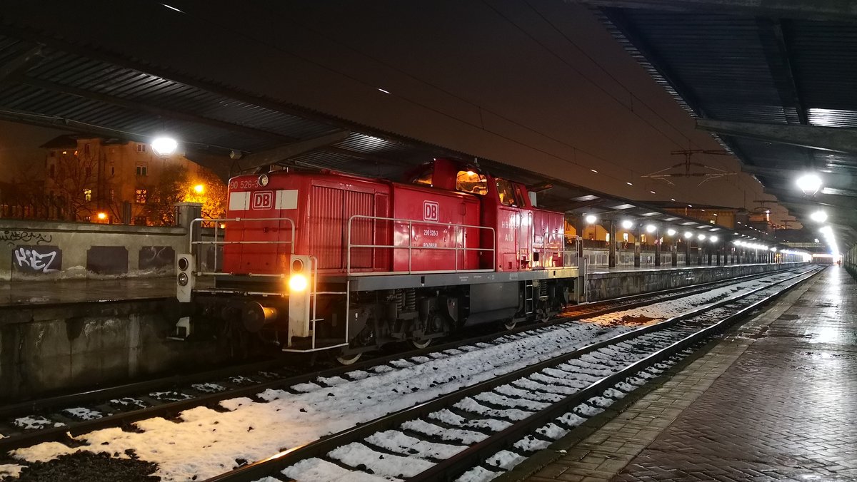 Am Abend des 19.11.2018 habe ich diese Diesellok (Baureihe 290 der DB) im bukarester Nordbahnhof  gefunden . Sie gehört der DB Schenker Rumänien, und trägt den Namen eines rumänischen Märchenhelden,  Harap Alb .