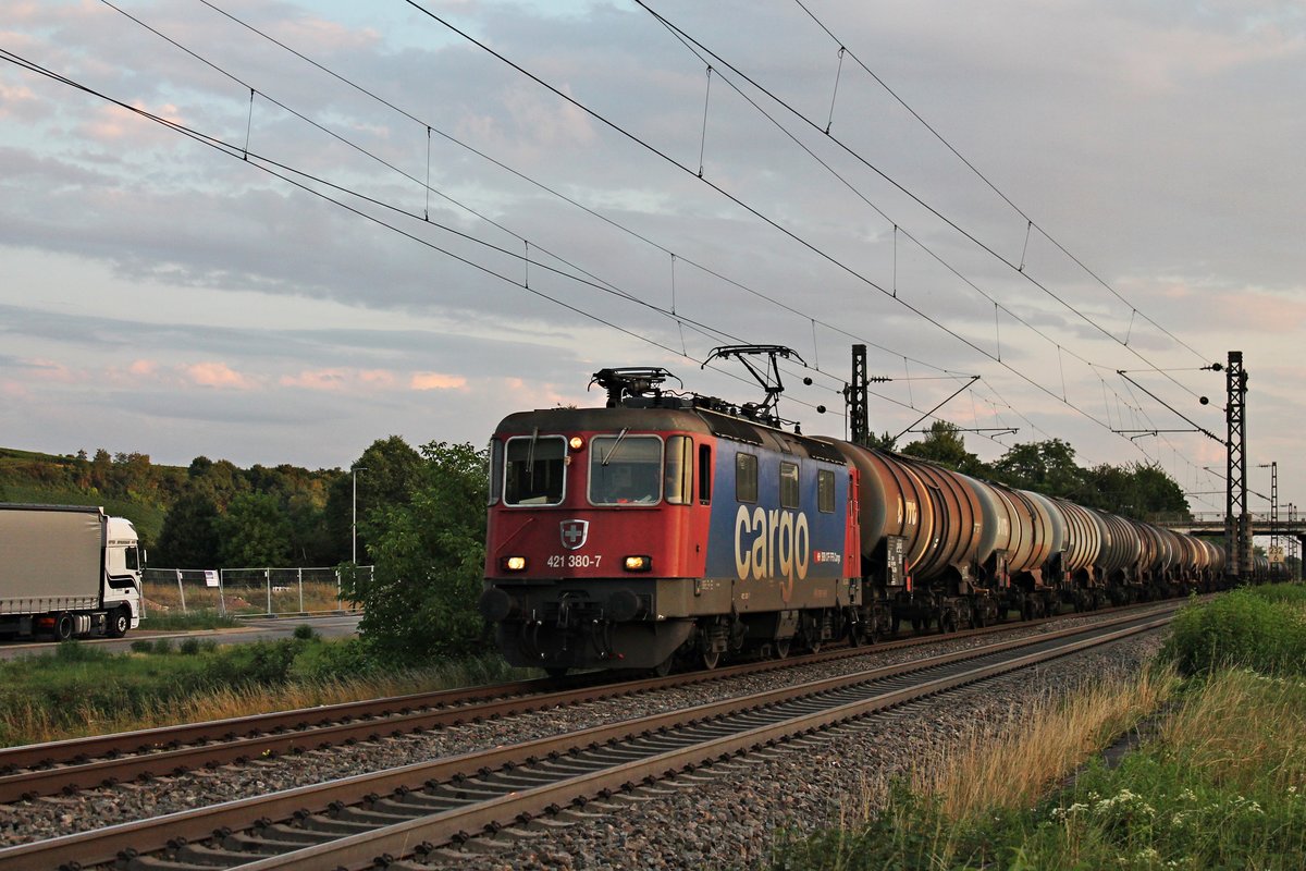 Am Abend des 20.07.2017 bespannte Re 421 380-7 einen leeren Kesselzug nach Kork, als sie bei Buggingen durchs Rheintal gen Freiburg (Breisgau) fuhr.