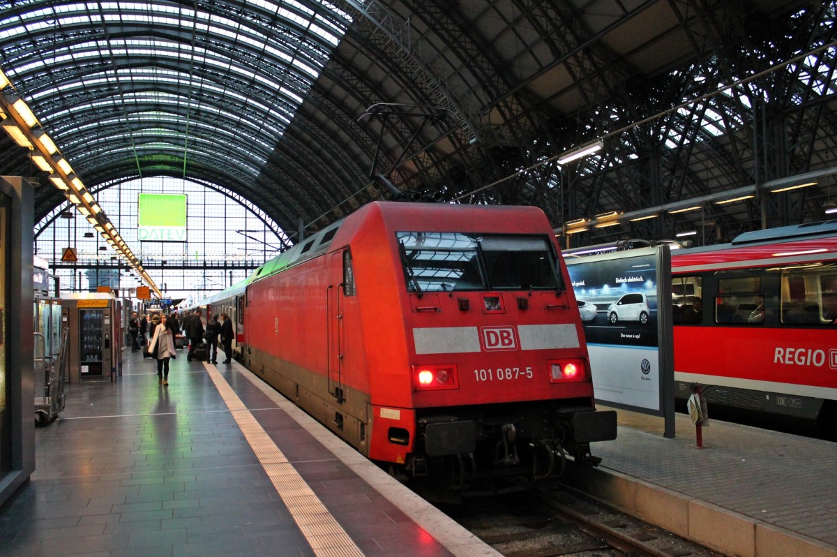 Am Abend des 20.09.2013 stand ex. Sdafrika Werbelok 101 087-5 mit dem IC 2385 (Stendal - Karlsruhe Hbf) im Hauptbahnhof von Frankfurt (Main) und wartet auf die Ausfahrt in Richtung Damrstadt.