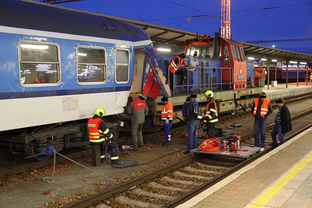 Am Abend des 21.September 2018 kam es im Bahnhof Ceske Budejovice zu einem Verschubunfall, wobei der CD 51 54 20-41 882-1 B schwer beschädigt wurde. Da die Aufräumarbeiten bis in die Mittagsstunden des 22.September 2018 dauerten, dadurch 2 von 8 Bahnsteigkanten gesperrt waren sowie am 22.September 2018 auch noch der Nationale Eisenbahntag mit zahlreichen Sonderzügen ab Ceske Budejovice statt fand, war an diesem Tag der Fahrplan nur mehr Makulatur.