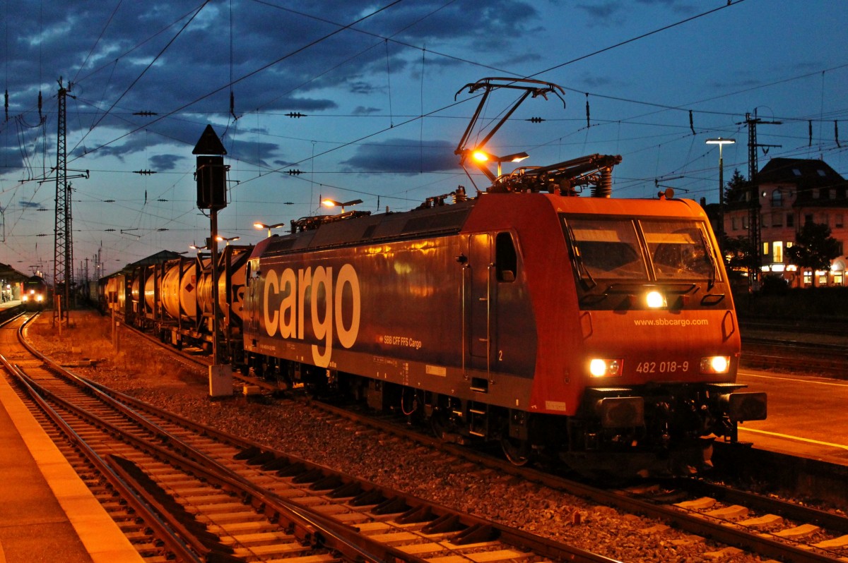 Am Abend des 23.05.2014 stand die frisch Hauptuntersuchte SBB Cargo Re 482 018-9 (BE/R2/16.05.2014) mit einem Containerzug auf Gleis 7 in Offenburg und fährt in Richtung Süden aus.