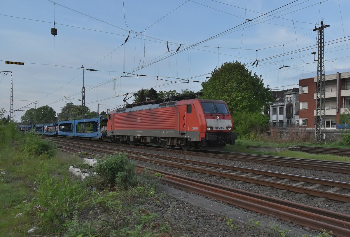 Am Abend des 23.4.2018 kommt die 189 049-0 mit einem leeren Autotransportzug gen Köln gefahren. Hier ist der Zug in Rheydt Hbf zusehen. Der Zug besteht aus belgischen und französichen Wagen.