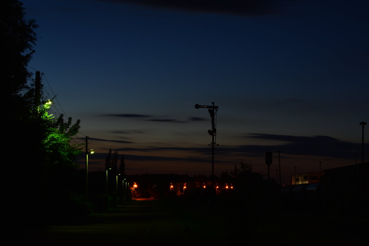 Am Abend des 4.8.17 entschied ich mich aufgrund den warmen Temperaturen und des klaren Wetters noch etwas zu fotografieren. Hier der Blick vom Güterbahnhof Staßfurt gen Staßfurt Bahnhof.

Staßfurt 04.08.2017