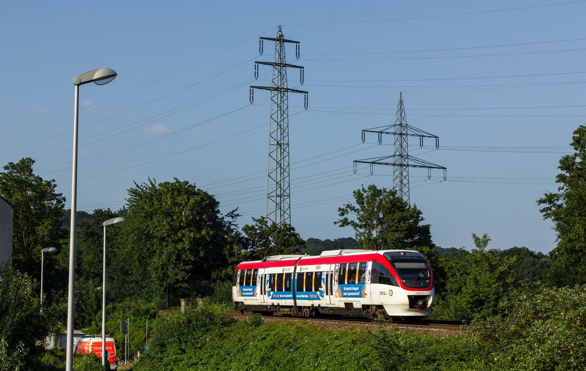 Am Abend des 6.6.2018 fuhr VT 1002 der Regiobahn GmbH (643 229) als S28 zum Kaarster See. Hier kurz vor der Einfahrt in Düsseldorf-Gerresheim.