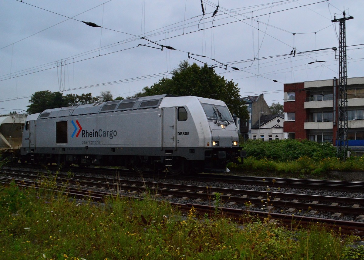 Am Abend im Regen kommt überraschend die RHC DE 805/285 116-0 mit einem Kalkzug für die Braunkohlenkraftwerkentschwefelung durch den Rheydt Hbf gefahren in Richtung Grevenbroich....für gewöhnlich fährt der Zug über Kbs 481 Erftbahn nach GV....aber heute nimmt er die Kbs 465. 25.8.2014