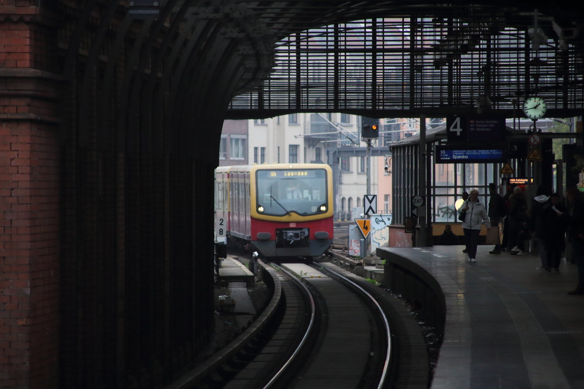 Am anderen Ende der Station. Nummer 51 der Berliner S-Bahn erreicht als S5 (Strausberg Nord - Berlin Spandau) die Haltestelle Hackescher Markt.

Berlin Hackescher Markt, 17. Oktober 2016