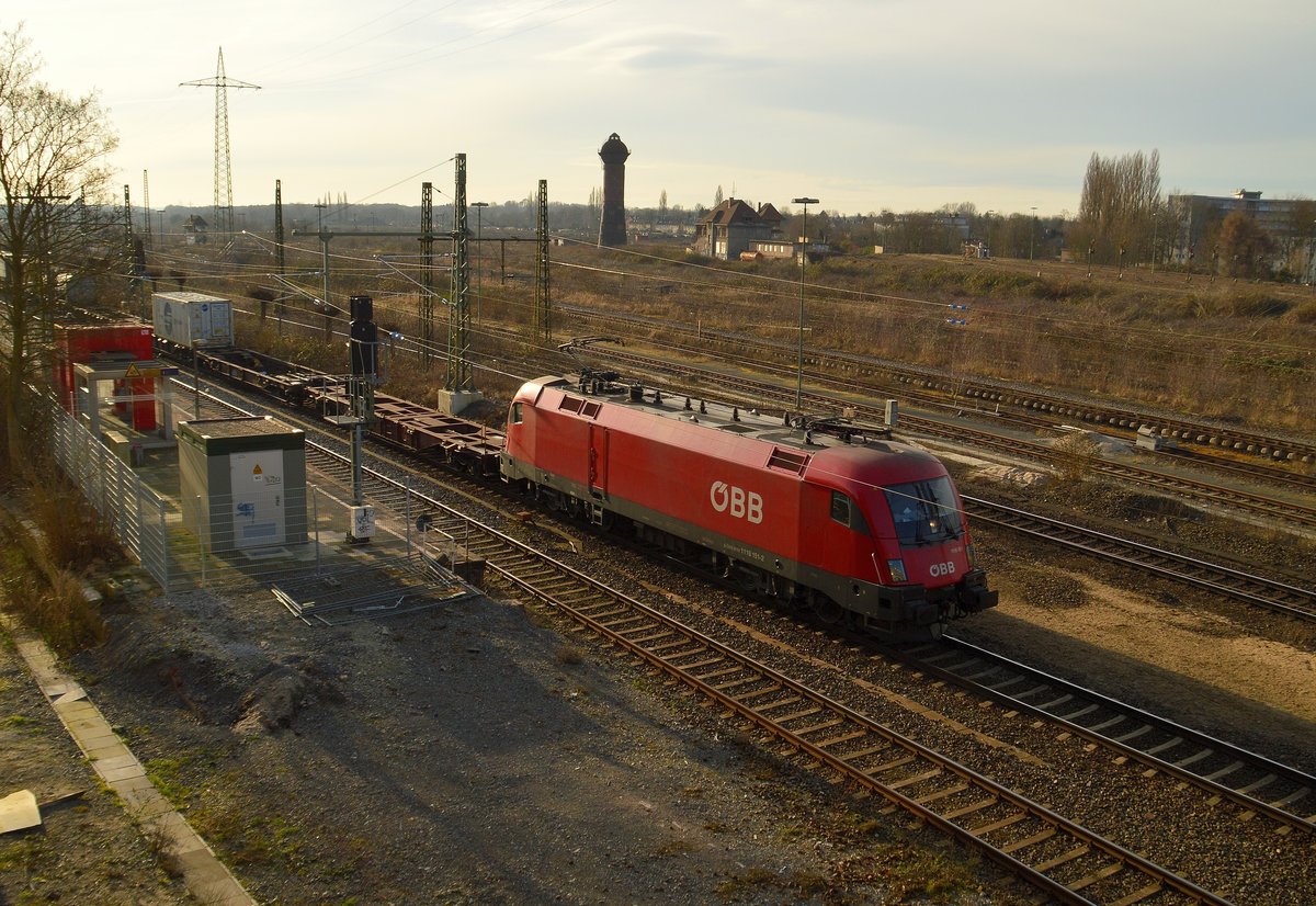 Am aufgelassenen Güterbahnhof in Duisburg Wedau ist die 1116 151-2 mit einem Containerzug nach Ruhrort zu sehen. 3.2.2017
