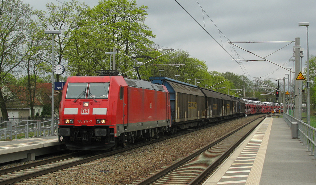 Am Bahnhof Bestensee auch am 27.04. die 185 217-7 mit Autos und Autoteilen in Richtung Königs Wusterhausen.