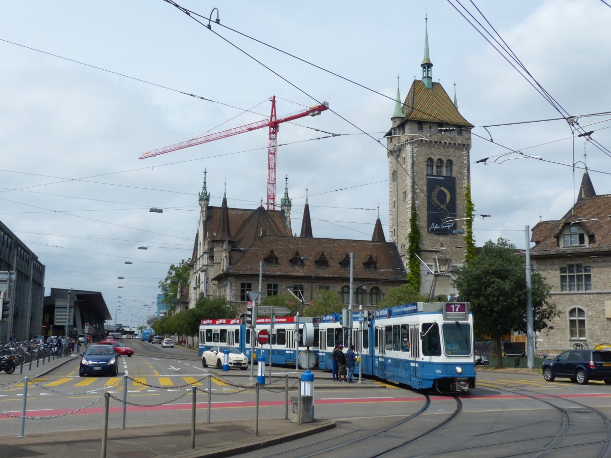 Am Bahnhofquai bei der Walchebrücke treffen einige Straßenbahnlinien zusammen. Die Im Bild zu sehende Tram 2000 der Linie 17 verkehrt bis zum Hauptbahnhof. 1.8.2015