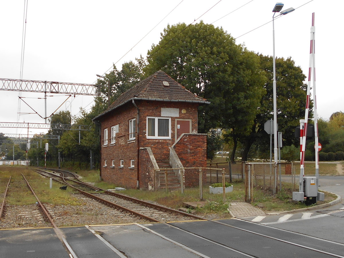 Am Bahnübergang,in Gryfino,steht dieses nicht mehr genutzte Stellwerk.Aufnahme vom 31.August 2018.