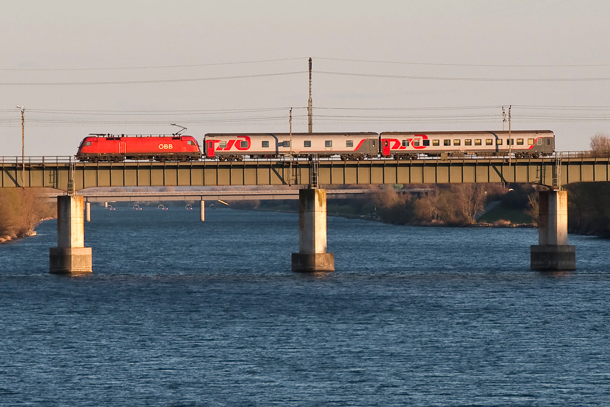 Am Beginn einer langen Reise befinden sich zumindest die beiden Wagen (Wien Westbahnhof - Moskva Belorusskaja), welche hier mit dem D 100 über die neue Donau in Wien rollen. Die Aufnahme enststand am 19.03.2014.
