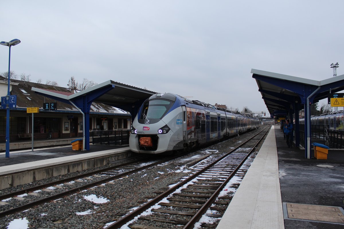 Am bitterkalten 18.03.2018 steht ein neuer Zweikrafttriebwagen der Reihe B83500 im Bahnhof Haguenau.