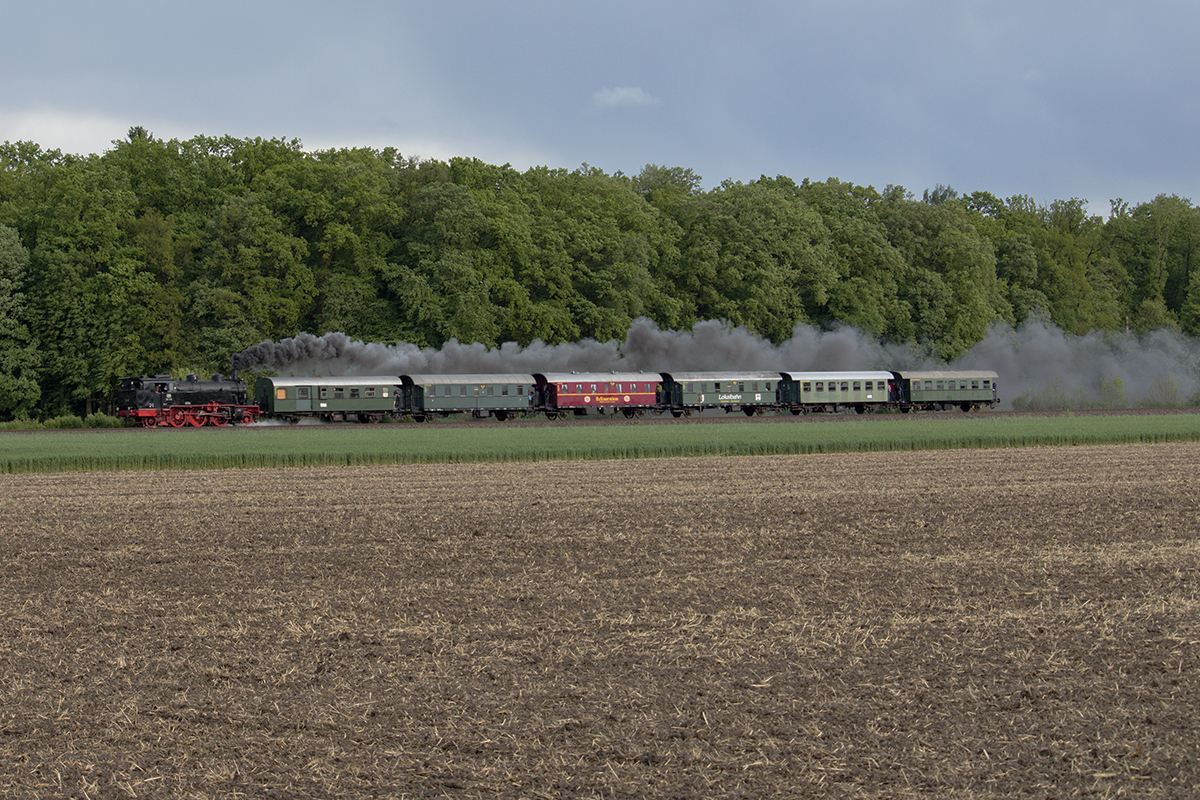 Am Bodo-Erlebnistag am 11 Mai fuhren zahlreiche Sonderzüge, hier eine Dampflok (Baureihe 64) auf dem Weg von Friedrichshafen nach Aulendorf, kurz vor dem Bahnhof Mochenwangen

11.05.2014