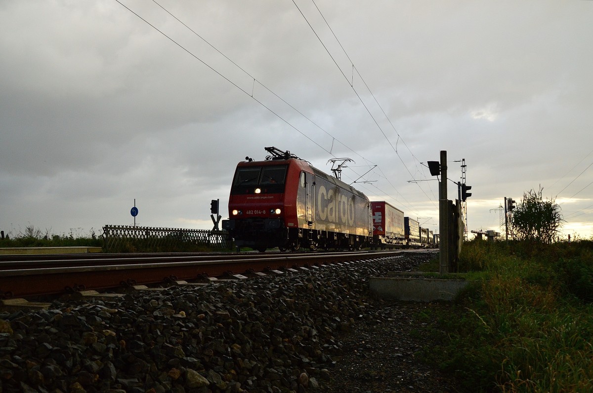 Am Bü Am Chur/In der Schley ist die 482 014-8 mit einem Containerzug gen Rheydt gefahren. 11.10.2014