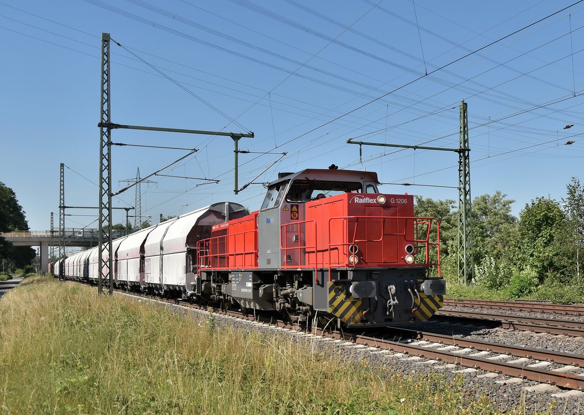 Am Dienstag den 3.7.2018 kommt die Railflex 1275 614-2 mit einem Kalkwagenzug durch Lintorf gen Ratingen gefahren.