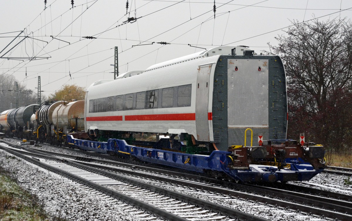 Am Ende des von 152 027 durch Leipzig-Thekla geführten Güterzug hing am 28.11.15 dieser Wagenkasten eines ICE4. Er war auf einen Wagen der Rollenden Landstrasse geladen.