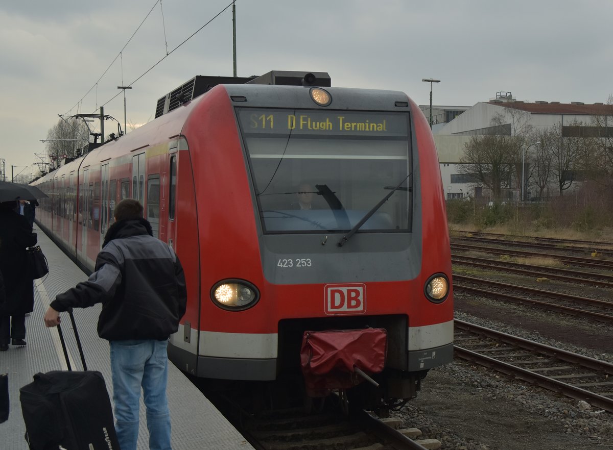 Am Ende der Linie S11 in Bergisch Gladbach, hat der 423 253 schon das neue Ziel in der Anzeige stehen bei der Einfahrt. 19.2.2017