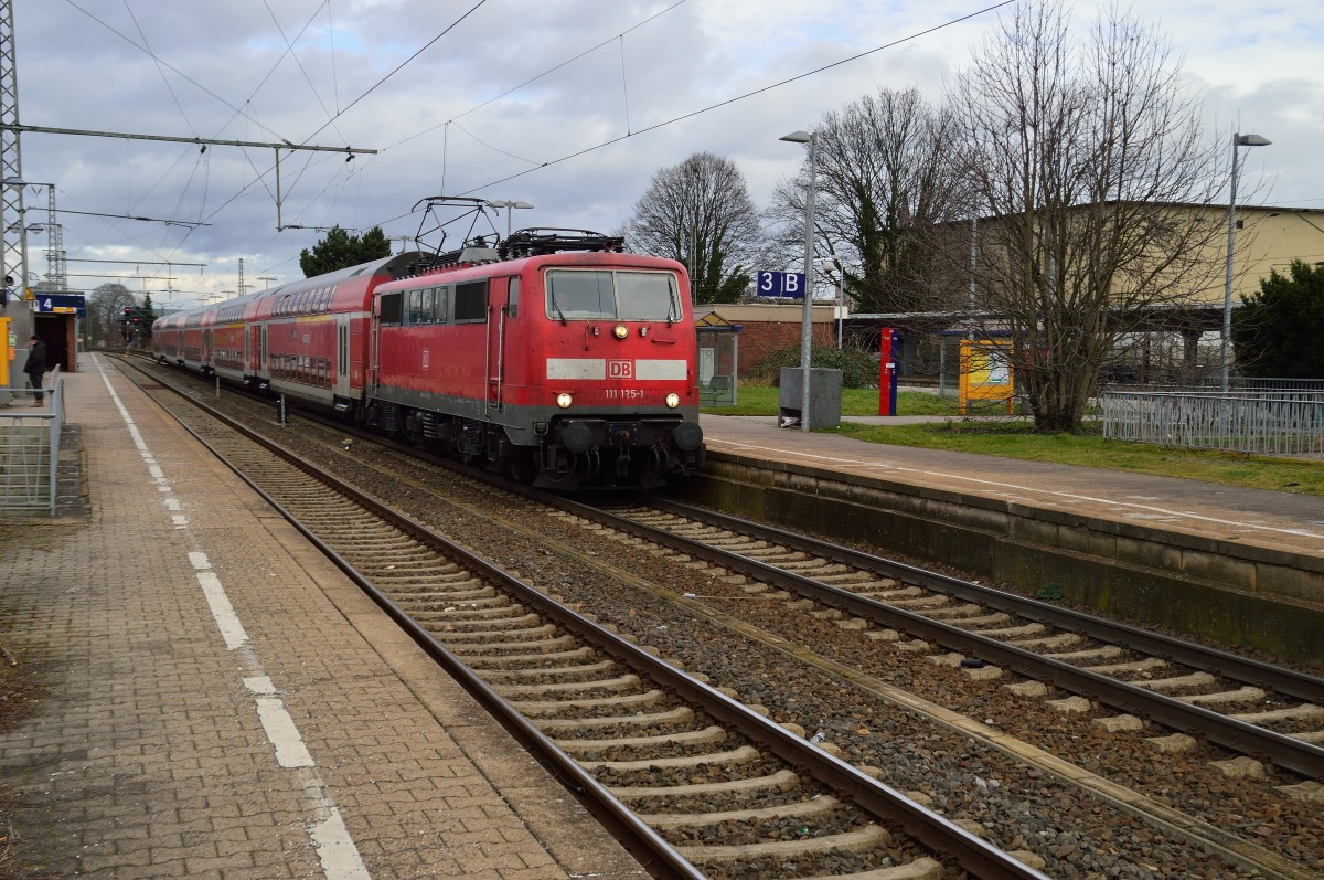 Am Freitag den 21.2.2014 steht die 111 125-1 mit einem RE4 Zug nach Aachen in Rheydt Hbf.