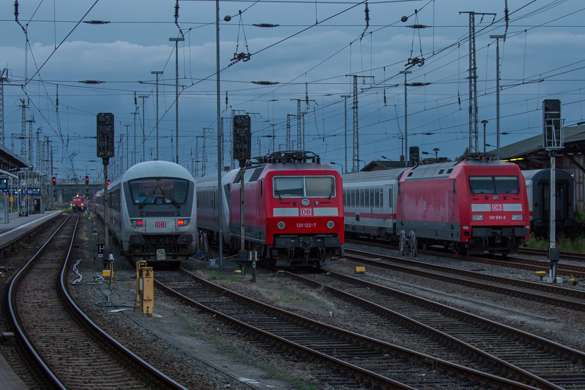 Am frühen Abend von den Bahnsteiggleisen abgezogene und abgestellte IC’s in Stralsund. - 03.09.2016