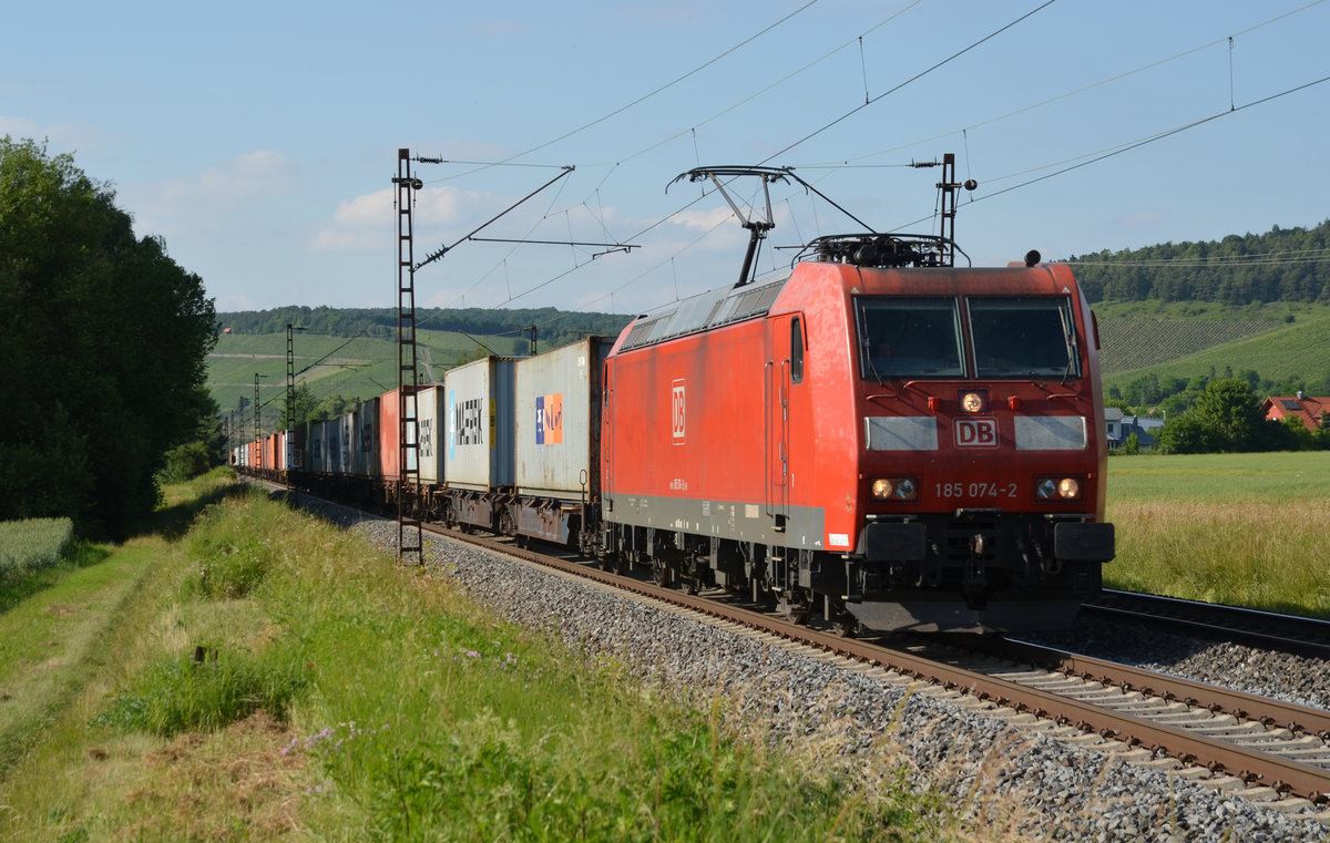 Am frühen Abend des 13.06.17 führte 185 074 einen Containerzug durch Retzbach-Zellingen Richtung Würzburg.