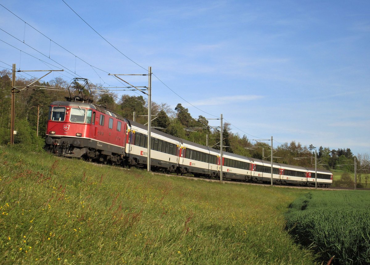 Am frühen Abend des 30. April 2017 - letzter Tag vom Monat April verkehrt die SBB Re 4/4 II Nr. 11151 mit dem IR 2280 von St. Gallen nach Basel SBB unter traumhafte Wetterbedingungen zwischen Bassersdorf und Baltenswil.