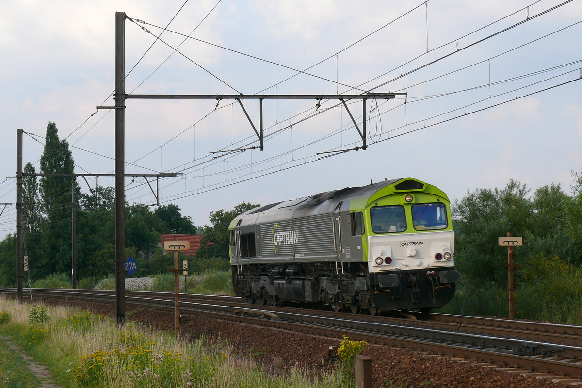 Am frühen Abend des 30/07/2010 kam die Class66 von Captrain solo vom Antwerpener Hafen, hier aufgenommen ausgangs des Gleisbogens in Ekeren. 