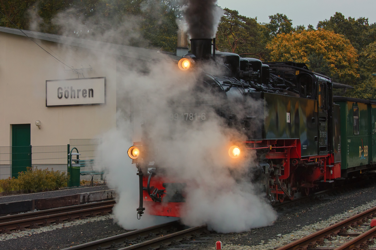 Am frühen Abend verlässt der Rasende Roland den Bahnhof im Ostseebad Göhren. - 08.10.2015