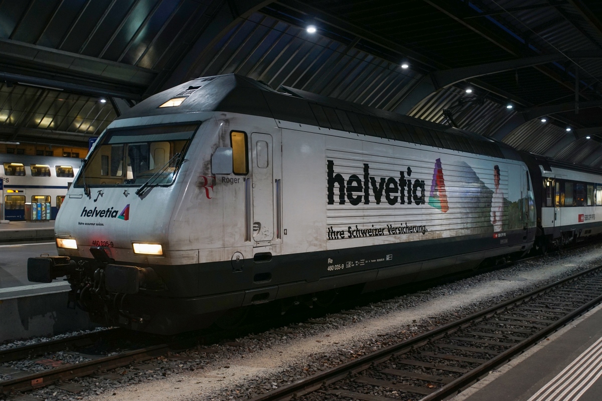 Am frühen Morgen des 13.03.2016 steht die Re 460 035-9 im Hauptbahnhof Zürich.