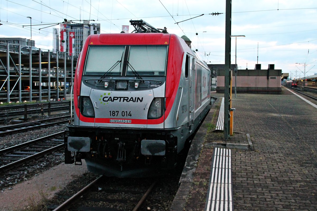 Am frühen Morgen des 25.04.2016 stand akiem/Captrain 187 014 abgestellt auf dem südlichen Stumpfgleis von Bahnsteig 2/3 im Badiscehn Bahnhof von Basel abgestellt.