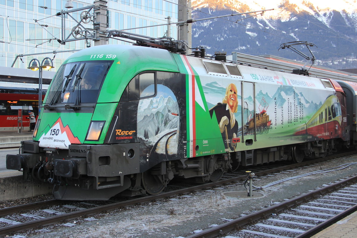 Am frühen Morgen des 25.12.2017 bespannte die 1116 159 den IC118  Bodensee  nach Münster(Westf)Hbf. Aufgenommen am Innsbrucker Hbf.