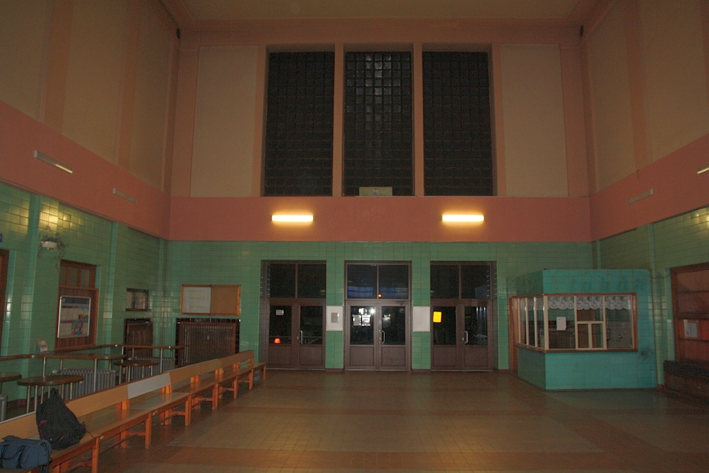Am frühen Morgen des 26.August 2018 zeigt sich die Schalterhalle des Bahnhof Ceske Velenice noch menschenleer.