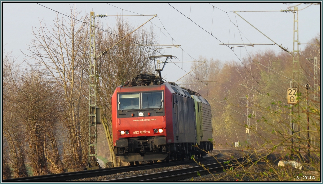 Am frühen Morgen unterwegs bei Rimburg auf der Kbs 485.Die 482 025-4 der SBB Cargo mit einer Dispolok am Haken ,bildlich festgehalten Anfang März 2014.