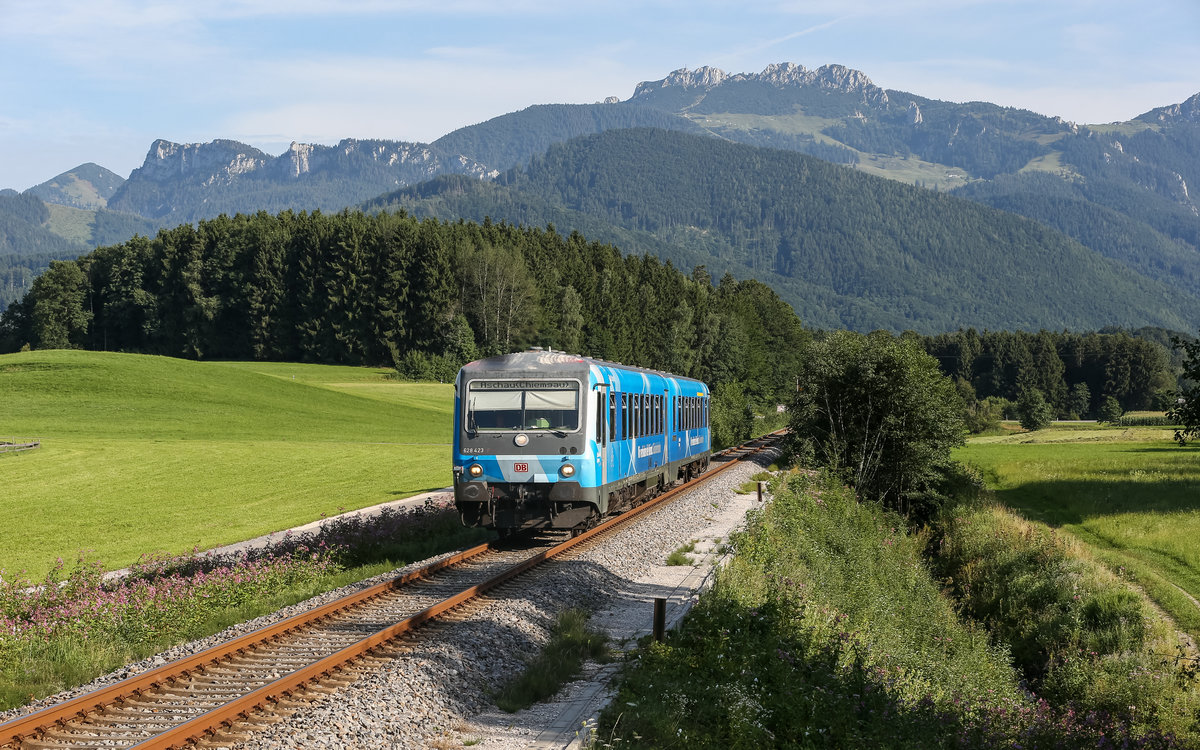 Am gestrigen Mittwoch, dem 2. August 2017 war 628 423 der Gäudbodenbahn erneut auf der Strecke Prien - Aschau im Einsatz, hier zu sehen beim ehemaligen Haltepunkt Umrathshausen Bahnhof.