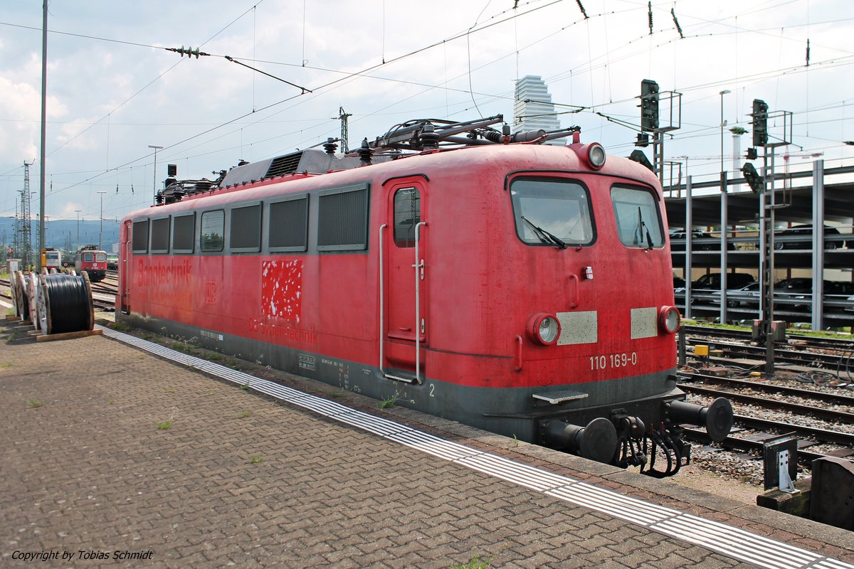 Am Mittag des 02.06.2017 stand 110 169-0 von EuroExpress abgestellt am südlichen Bahnsteigende von Bstg. 2/3 im Badischen Bahnhof von Basel und wartete auf ihren nächsten Sonderzug.