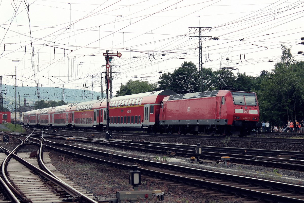 Am Mittag des 08.06.2013 schob die 146 022 einen RE 5 (Emmerich - Koblenz Hbf) durch Koblenz-Ltzel in Richtung Hauptbahnhof.