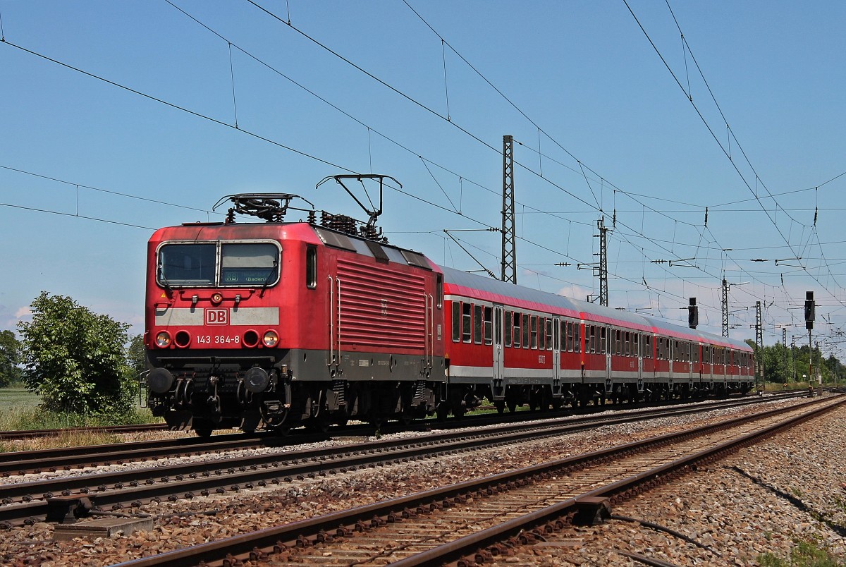 Am Mittag des 13.06.2013 bespannte die Freiburger 143 364-8 eine RB, bestehend aus n-Wagen, von Offenburg nach Neuenburg (Baden). Hier ist die RegionalBahn bei der Einfahrt in den bahnhof von Orschweier.
