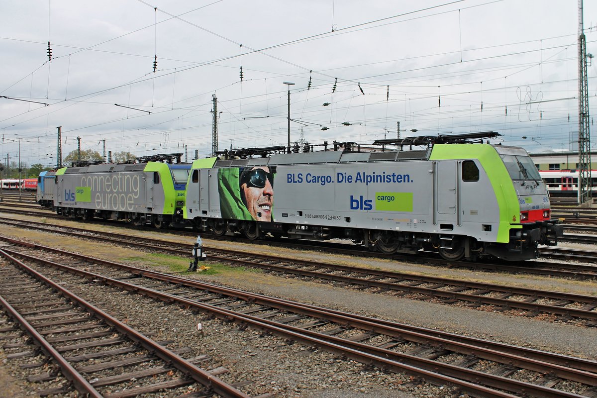 Am Mittag des 16.04.2017 stand Re 486 506 zusammen mit der Re 485 006-1 zusammen abgestellt auf einem Abstellgleis im Badischen bahnhof von Basel und warteten dort auf ihren nächsten Einsatz.
