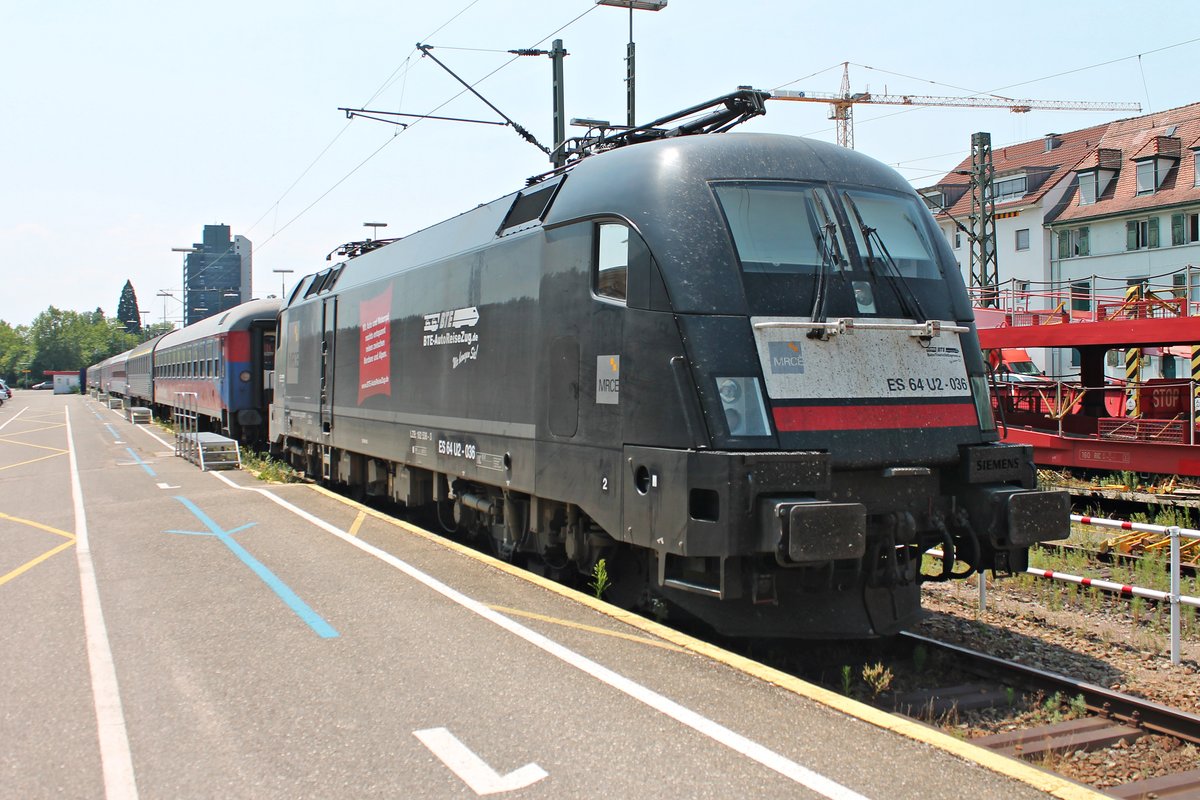 Am Mittag des 22.06.2017 stand MRCE/BTE ES 64 U2-036 (182 536-3)  BTE-AutoReiseZug.de  abgestellt im Autozug-Terminal in Lörrach Gbf abgestellt und wartete darauf, am Abend mit ihrem Autozug wieder nach Hamburg zu fahren.