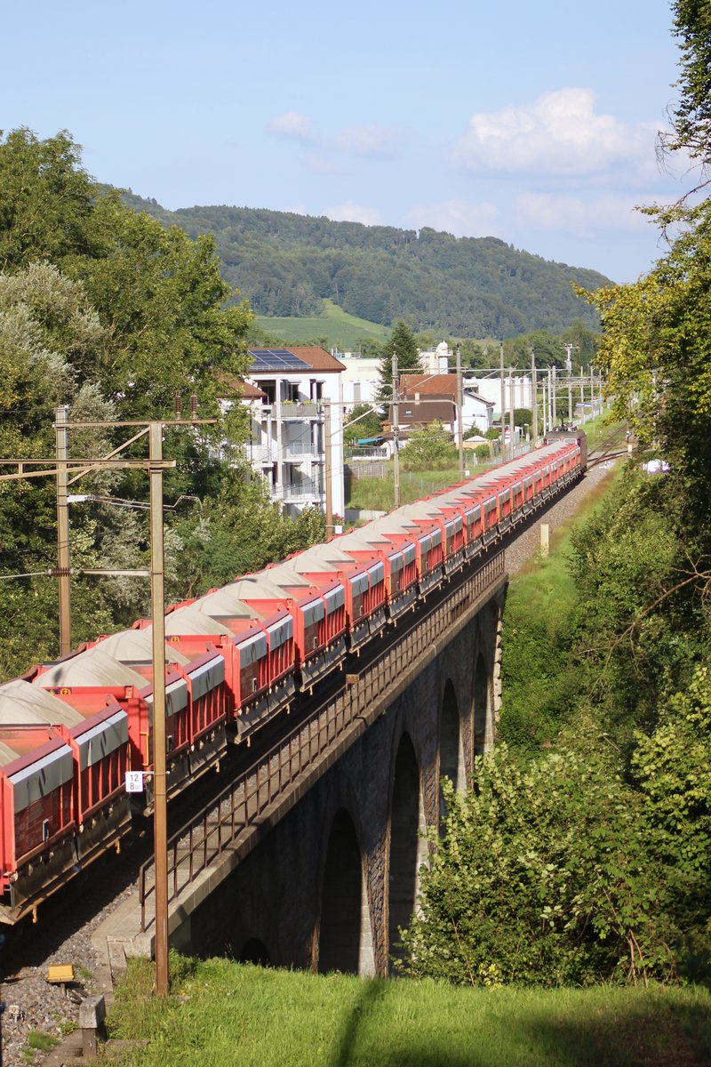Am Montag, 21. August 2017 (18.15 Uhr)durchquert die SBB Re 620 047-8  Bex  mit einem vollbeladene Kies-Güterzug(leer) unter blauem Himmel, die 90 Meter lange Wildbachbrücke bei Rorbas, Richtung Winterthur. Der Güterzug hinterliess dabei auch eine Staubwolke.

(Nur zu Info: Die C 5/6 Nr. 2969 wird am 20. Okt. 2017 von Sulgen via Winterthur, [Hier durch die Wildbachbrücke bei Rorbas,] Bülach, Koblenz, Brugg nach Schwyz/Erstfeld fahren.)