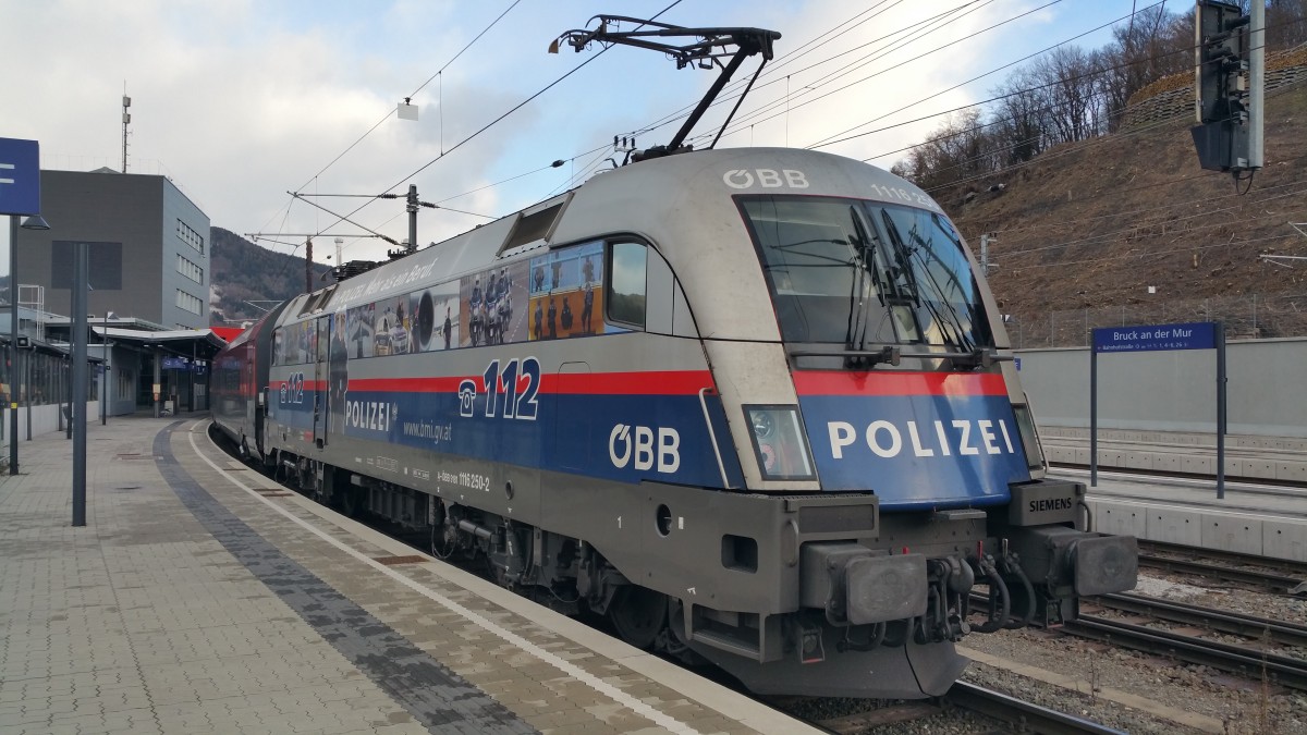 Am Morgen des 03. März 2015 steht die 1116 250  Polizei  mit einem Railjet auf Bahnsteig 1 des Brucker Hauptbahnhofes. Aufgrund der eingestürzten Straßenbrücke wenden die Fernverkehrszüge noch bis morgen in Bruck a. d. Mur.
